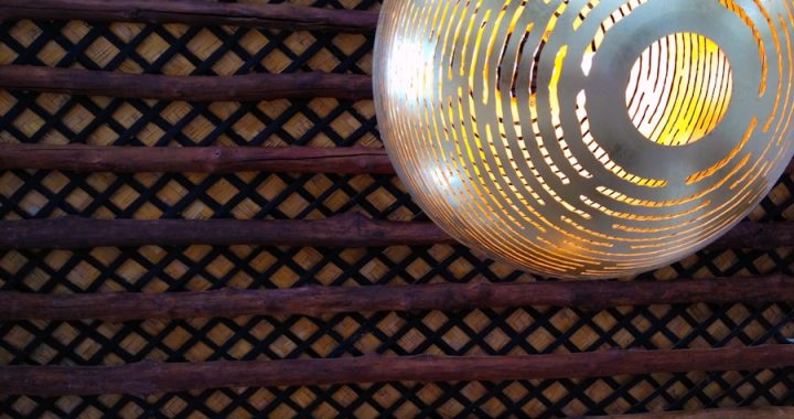 Photo Bohemian style woven lampshade ceiling lamp