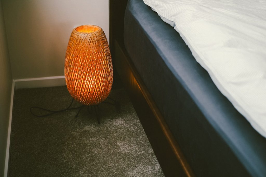 Photo lamp shaped like a pear