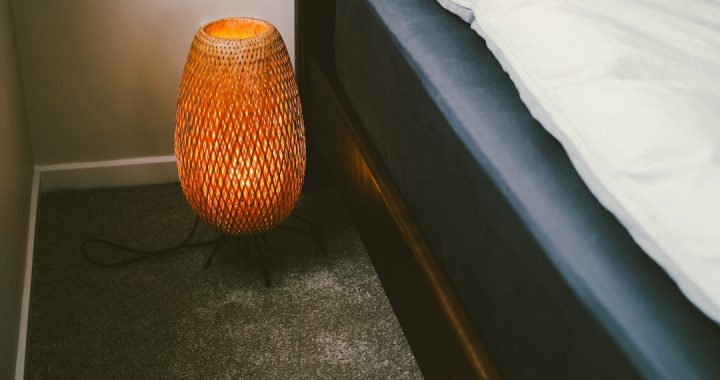 Photo lamp shaped like a pear