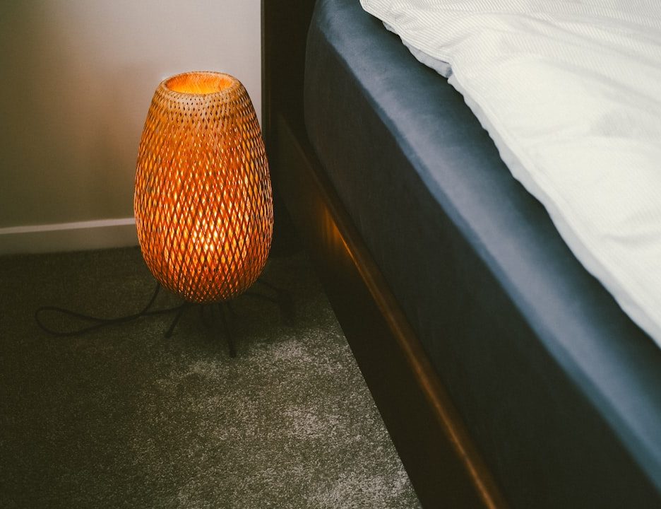 Photo lamp shaped like a pear
