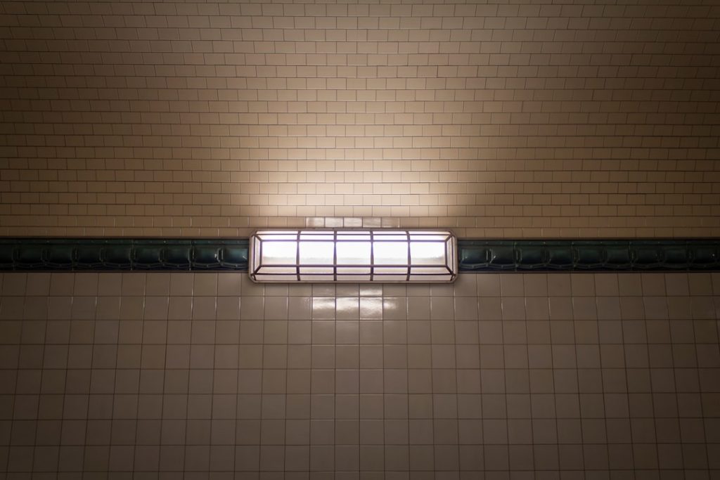 Photo magnetic track grill light