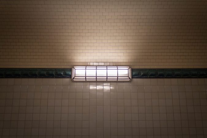 Photo magnetic track grill light