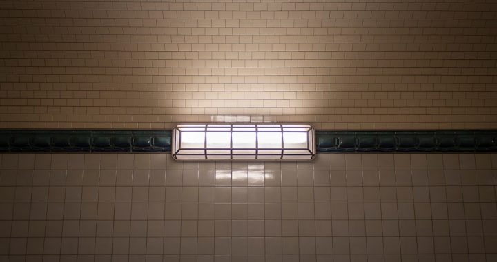 Photo magnetic track grill light