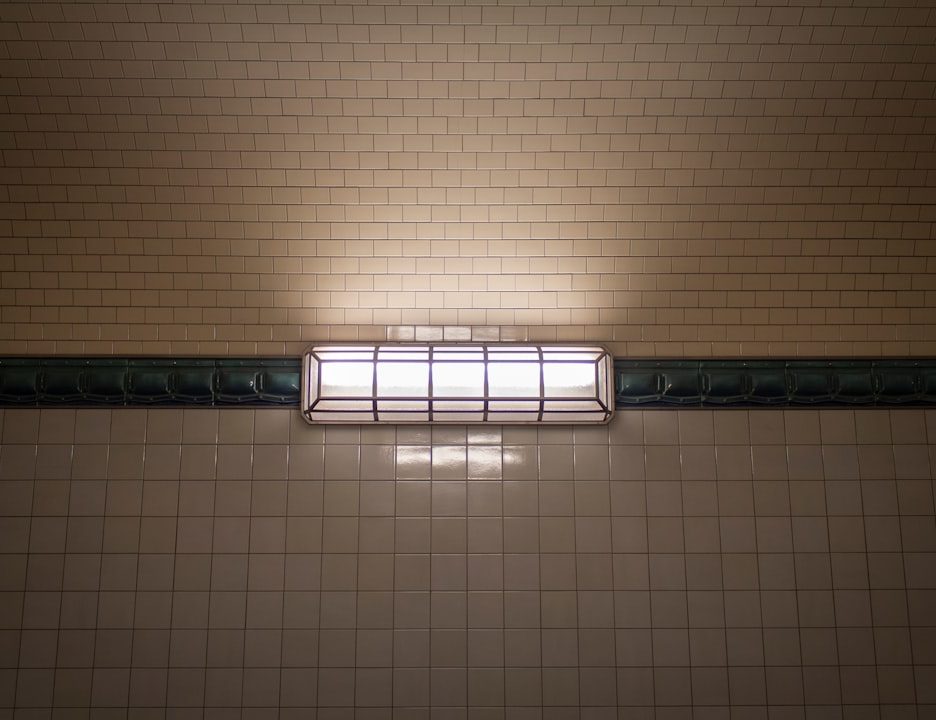 Photo magnetic track grill light